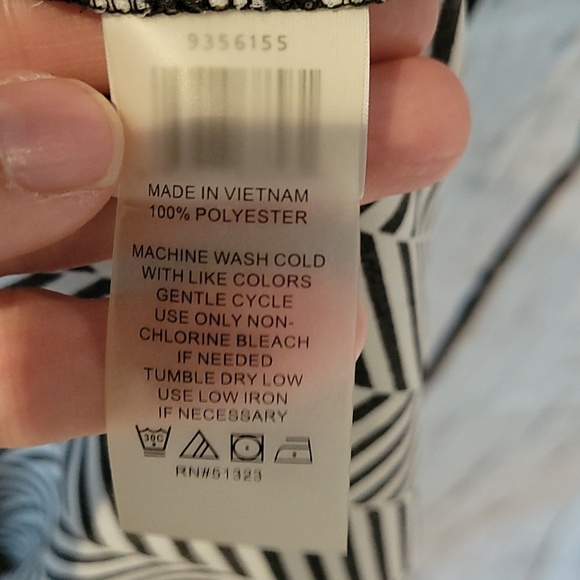 Vince Camuto sleeveless top - Picture 3 of 3